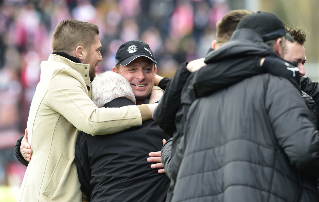 Radost lavičky Slovácka v čele s koučem Martinem Svědíkem