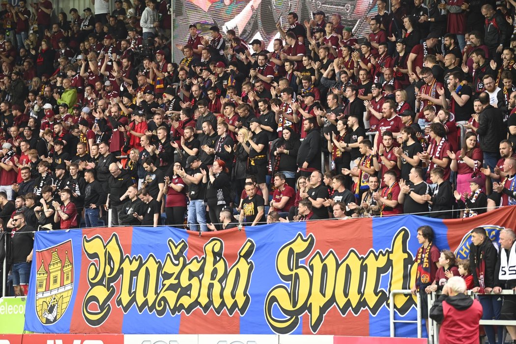 Sparťanští fanoušci na stadionu Slovácka