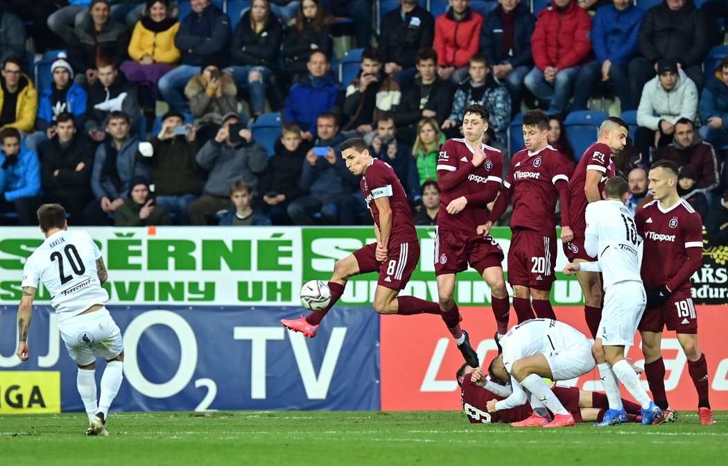 Střela na bránu Sparty v utkání na Slovácku