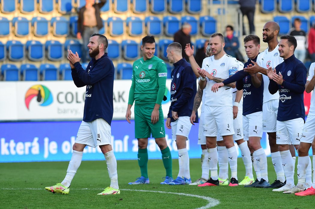 Václav Jurečka (vlevo) se spoluhráči ze Slovácka děkuje fanouškům po duelu s Teplicemi