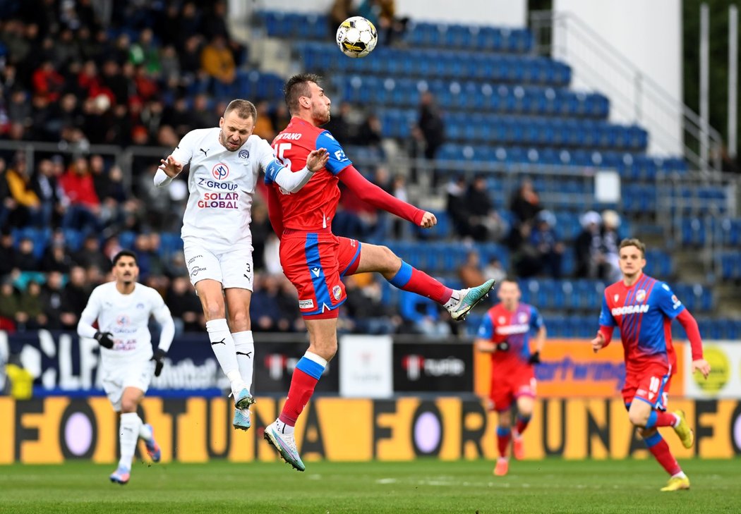 Kapitán Slovácka Michal Kadlec v souboji s Tomášem Chorým