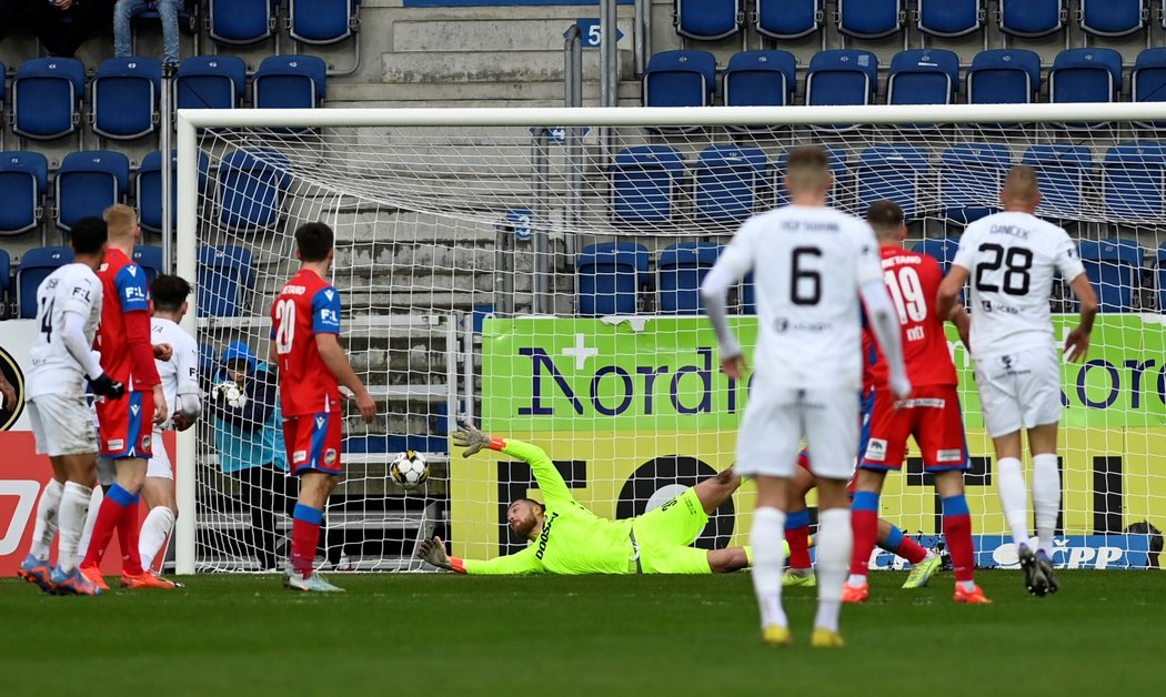 Vlastimil Daníček volejem z vápna propálil Staňka