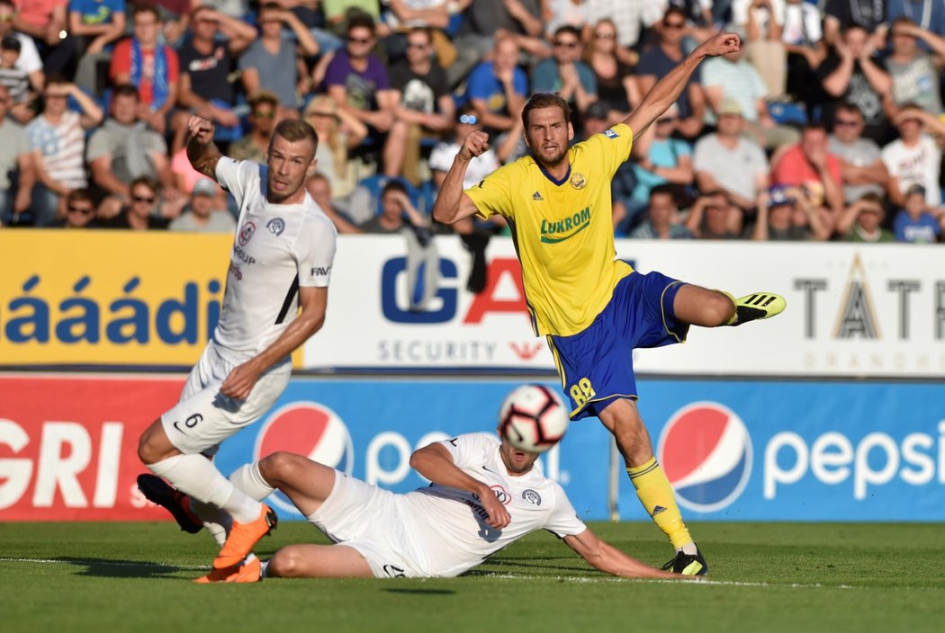 Stanislav Hofmann a Jiří Krejčí ze Slovácka se snaží bránit útočníka Zlína Tomáše Poznara