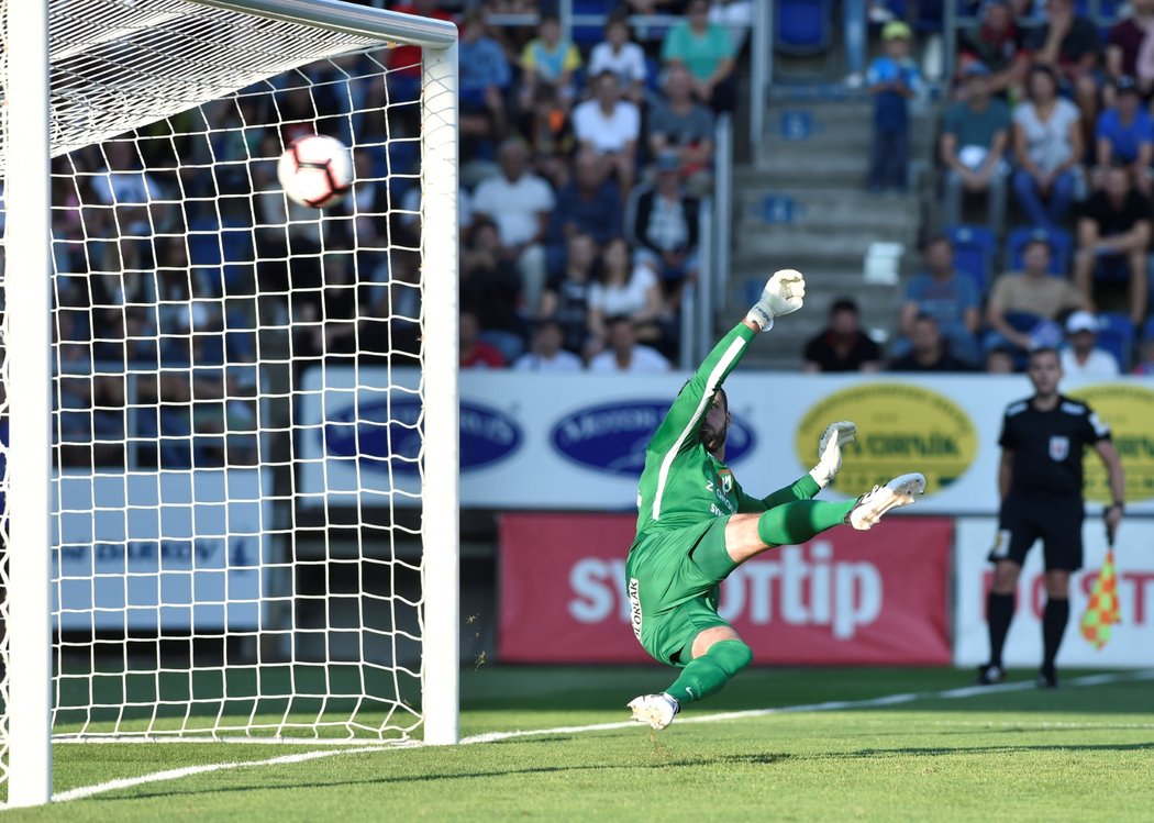 Brankář Slovácka Michal Daněk inkasuje z penalty