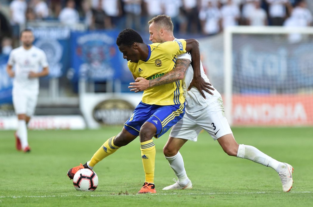 Ibrahim Traoré si kryje míč před Michalem Kadlecem