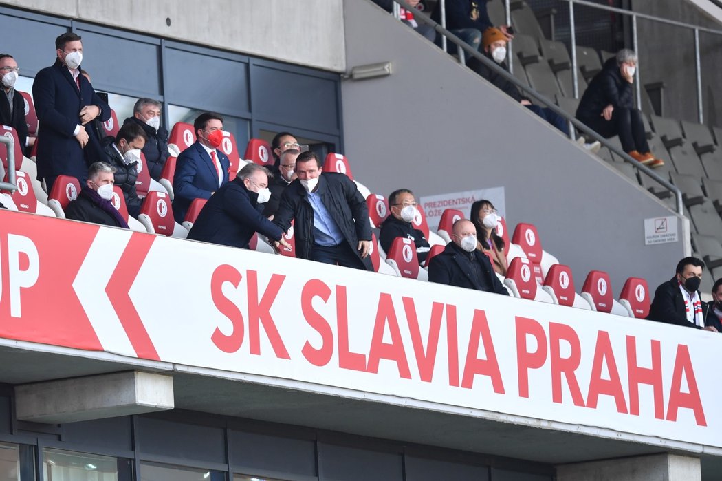 VIP tribuna na utkání Slavie s Plzní, kde seděl i kandidát na předsedu FAČR Vladimír Šmicer