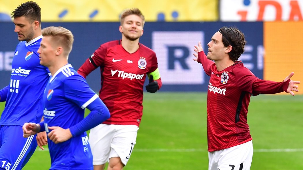 Radost Davida Moberga Karlsson (vpravo) po proměněné penaltě proti Baníku Ostrava, kterou zvýšil vedení Sparty na 2:0