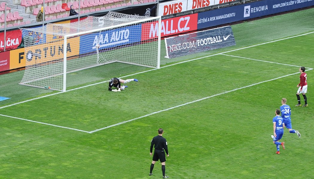 David Moberg Karlsson proměňuje penaltu v zápase proti Baníku Ostrava