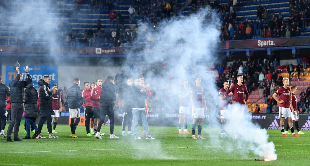 Během sparťanské děkovačky létaly na hřiště světlice od naštvaných fanoušků...