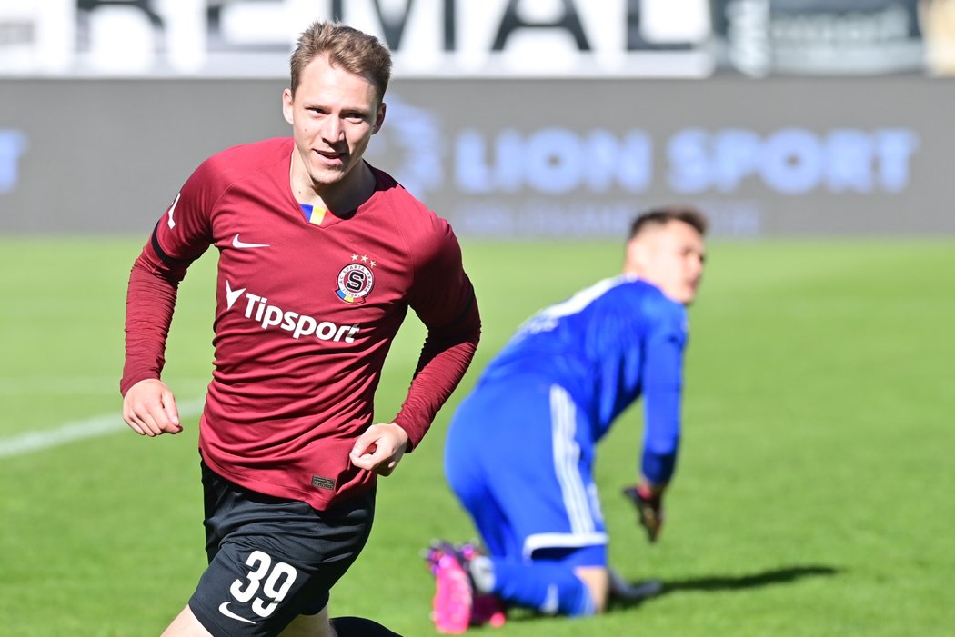 Lukáš Juliš ze Sparty oslavuje svou trefu proti Bohemians z první minuty utkání