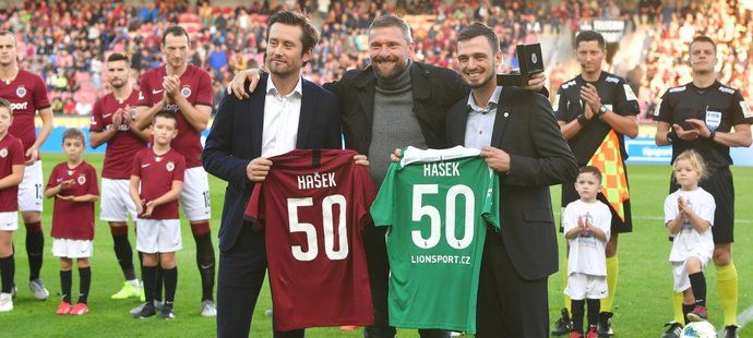 Martin Hašek (uprostřed) převzal od vedení Sparty a Bohemians dar k narozeninám, které oslavil v říjnu, v podobě dresu s 50 na zádech