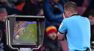 (Ne)penalty v lize? Komise stojí za sudími. Video má novou roli