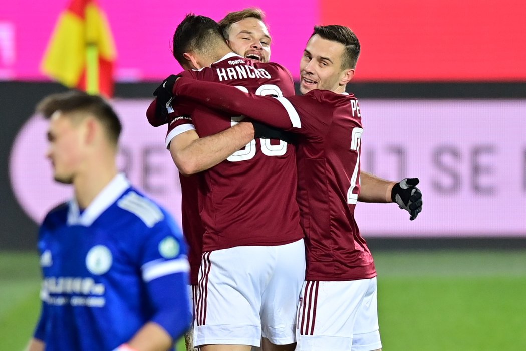 Fotbalisté Sparty se radují po gólu Matěje Pulkraba proti Bohemians