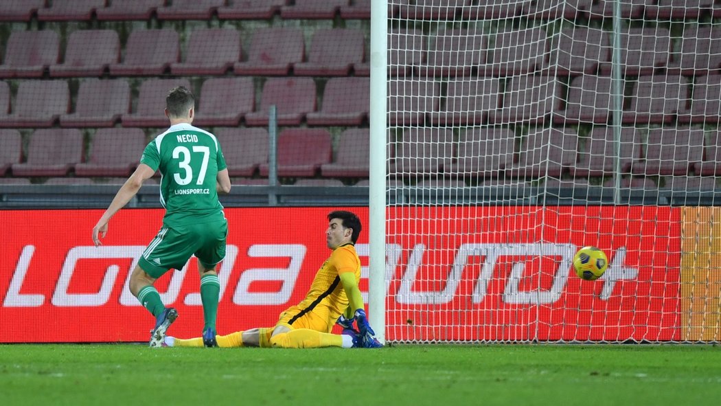 Tomáš Necid si před sparťanským brankářem Nitou poradil mazácky