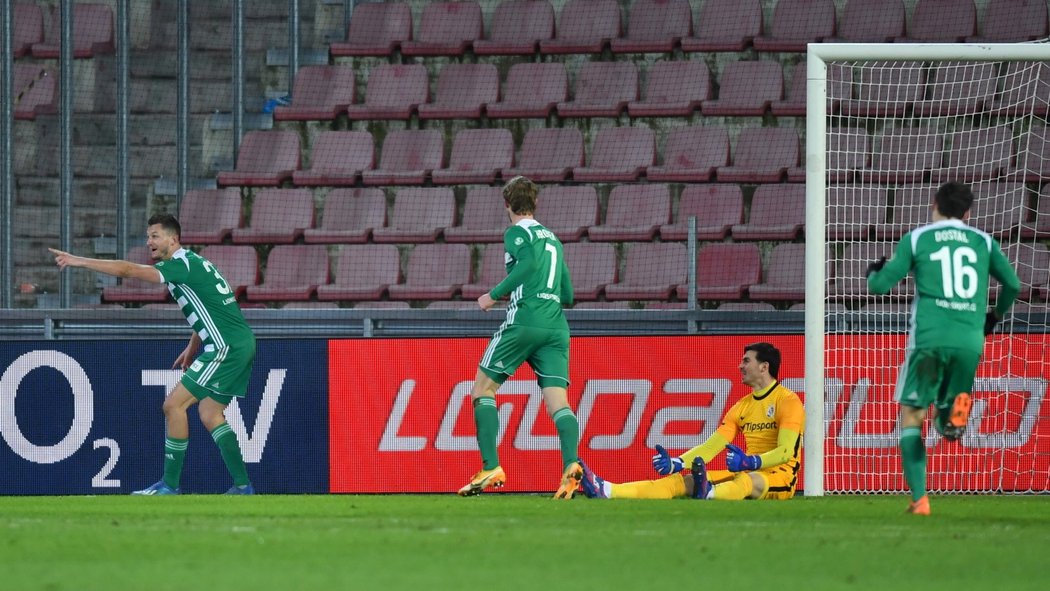 Tomáš Necid se raduje z rychlého gólu do sítě Sparty