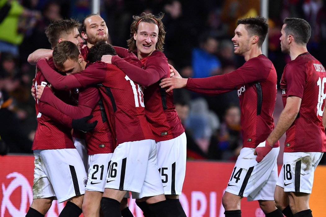 Fotbalisté Sparty se radují z gólu Martina Frýdka, kterým rozhodl v nastaveném čase o výhře 1:0 nad Bohemians
