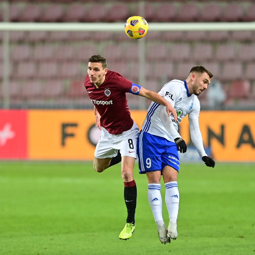 David Pavelka v hlavičkovém souboji s Tomášem Ladrou