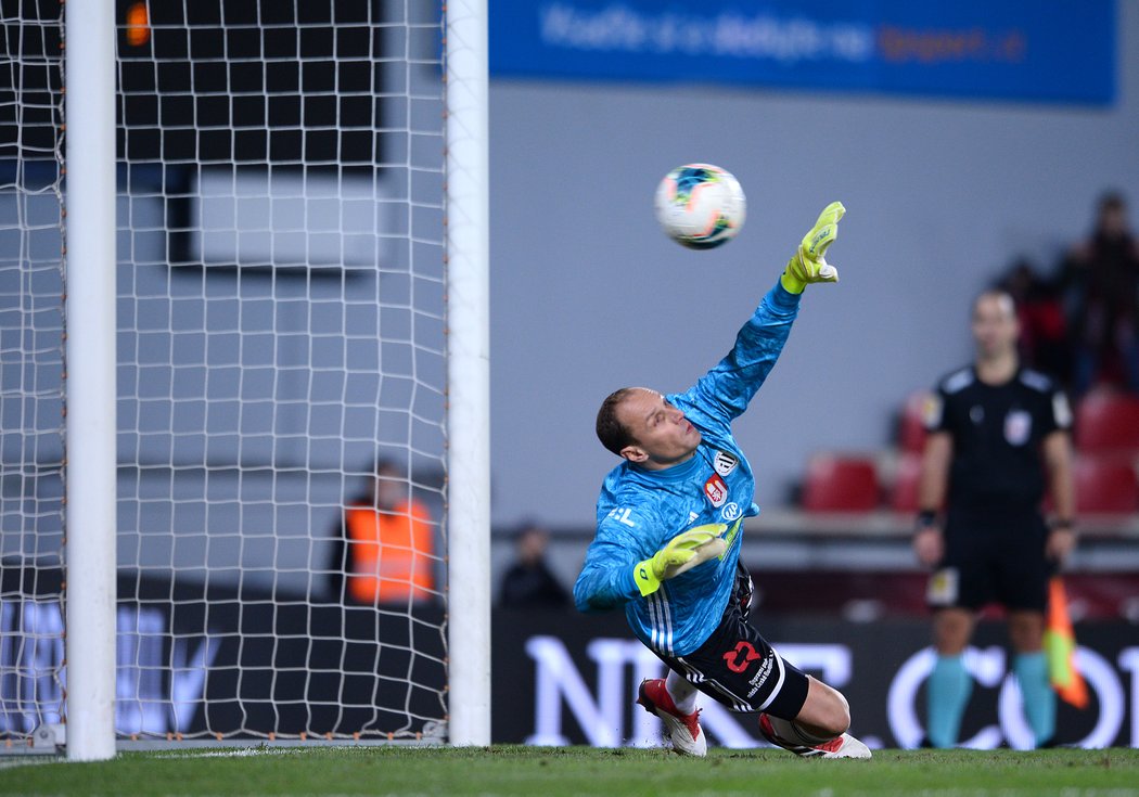 Drobný se marně snaží dosáhnout na Kangovu penaltu