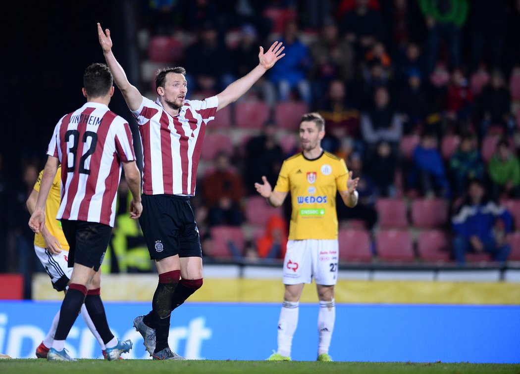 Libor Kozák se dožadoval penalty. A dostal ji