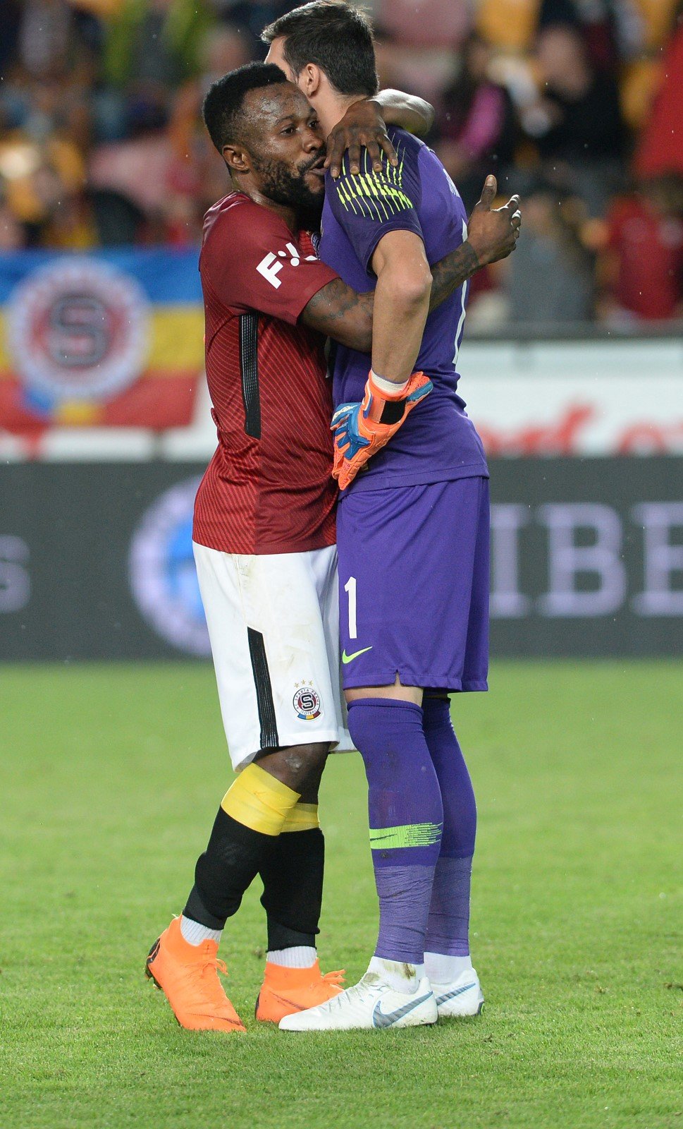 Fotbalisté Sparty Guélor Kanga a Florin Nita se objímají po domácí výhře 2:0 nad Duklou
