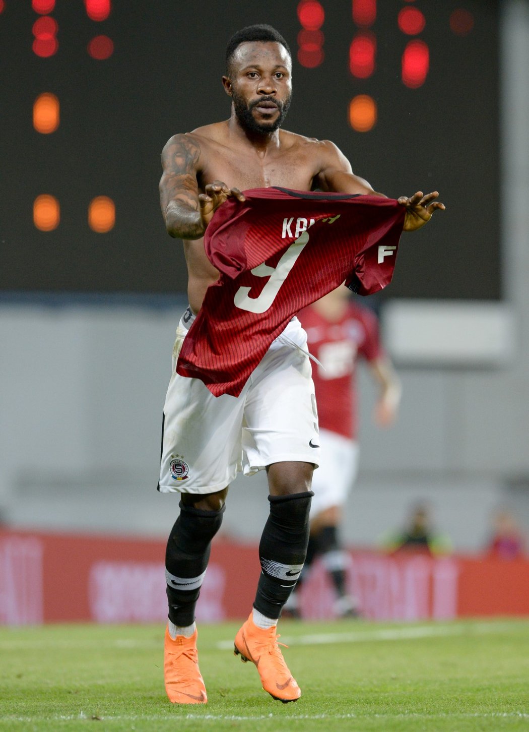 Guéor Kanga slavil vstřelený gól proti Dukle svlečeným dresem jako Lionel Messi
