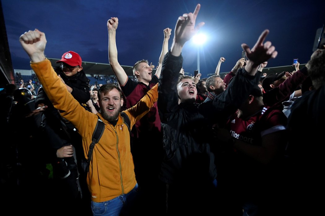 Fanoušci Sparty oslavují na hřišti zisk ligového titulu