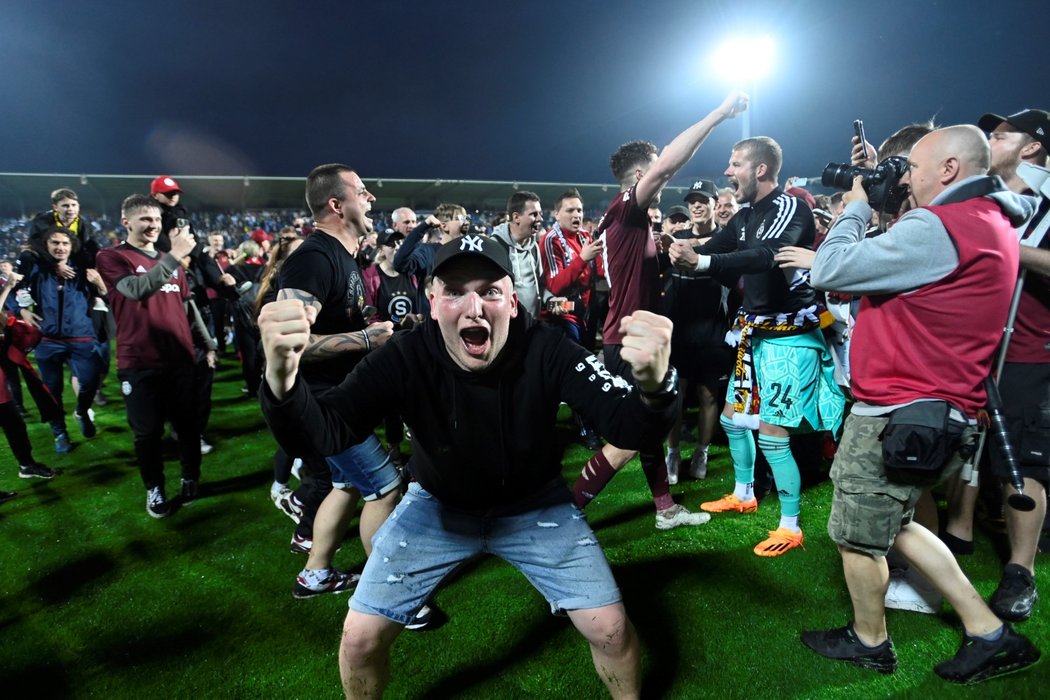 Fanoušci Sparty oslavují na hřišti zisk ligového titulu