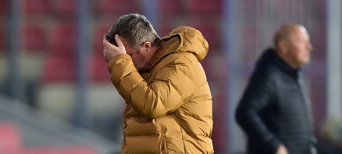 Zklamaný trenér Pavel Vrba během zápasu Sparty proti Hradci, v pozadí Miroslav Koubek