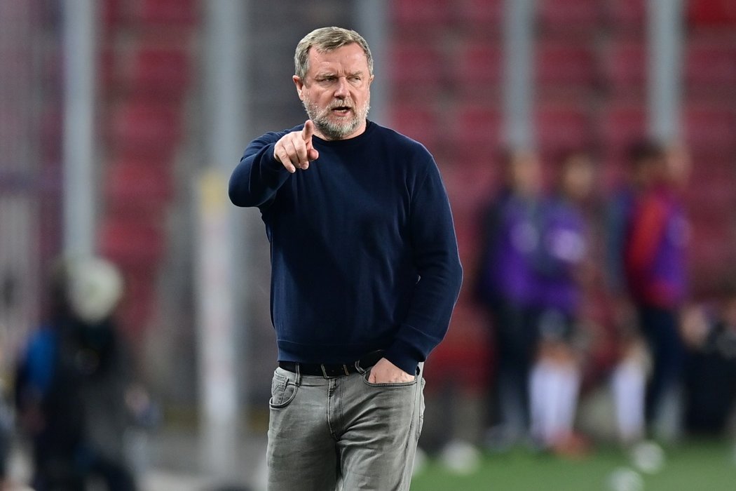 Sparťanský trenér Pavel Vrba během zápasu proti Hradci