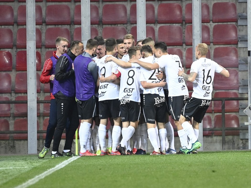 Hradečtí fotbalisté slaví branku na 1:1 v utkání proti Spartě