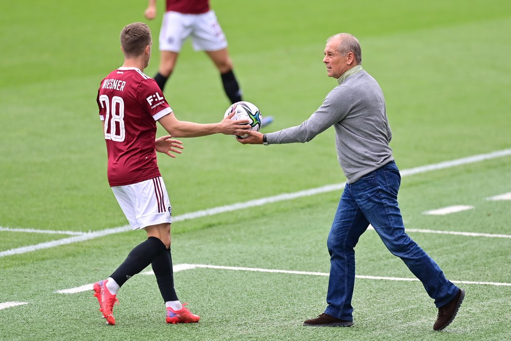 Petr Rada podává míč Tomáši Wiesnerovi ze Sparty