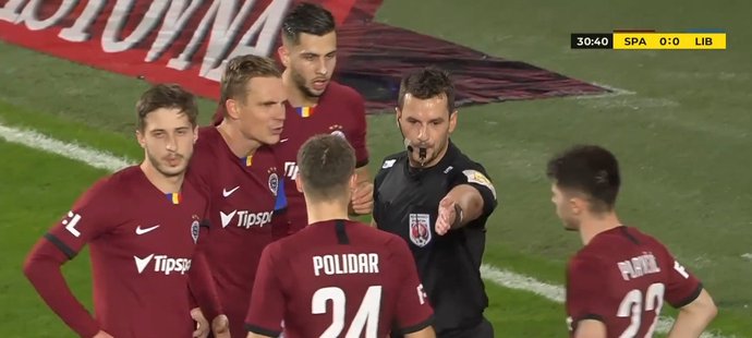 Sudí Marek ukazuje na penaltový puntík poté, co se Michal Sáček dotkl míče v Nitově náručí...