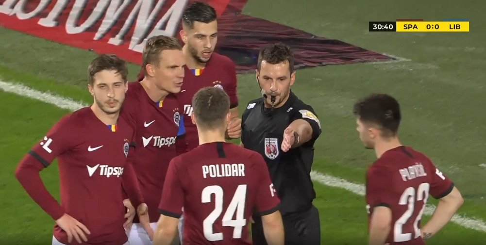 Sudí Marek ukazuje na penaltový puntík poté, co se Michal Sáček dotkl míče v Nitově náručí...