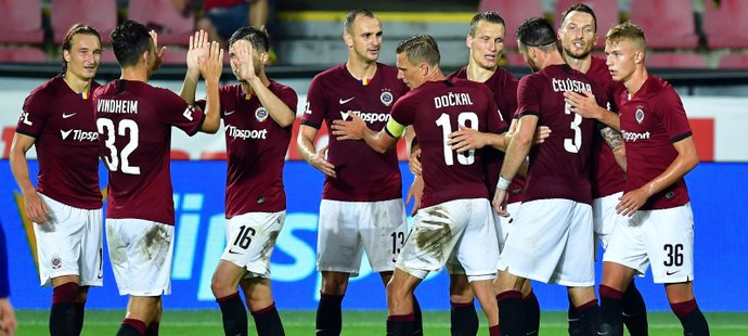 Fotbalisté Sparty se radují z gólu Libora Kozáka proti Olomouci