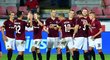 Fotbalisté Sparty se radují z gólu Libora Kozáka proti Olomouci