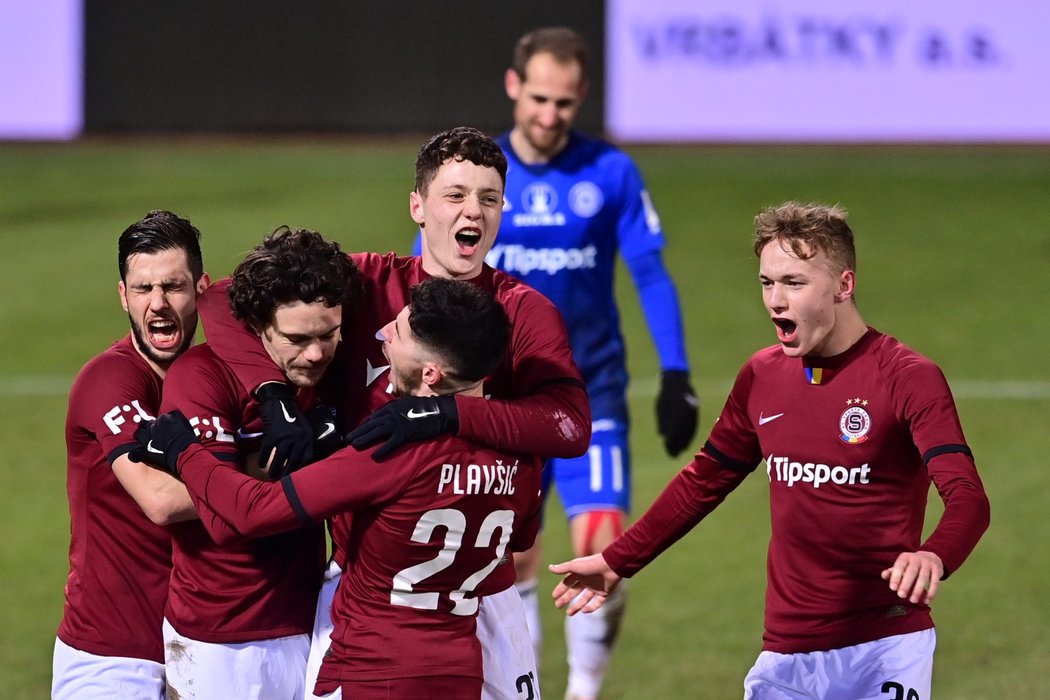 Fotbalisté Sparty se radují po proměněné penaltě Davida Moberga Karlssona v nastavení zápasu s Olomoucí, která jim zajistila výhru 3:2