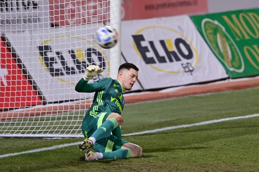 Olomoucký brankář Aleš Mandous inkasuje gól z penalty proti Spartě