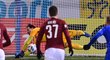 Florin Nita chytá pokutový kop v utkání proti Olomouci