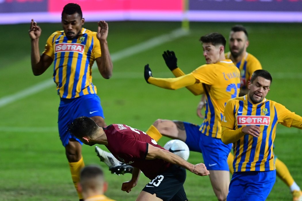 Sparta přidala v Opavě druhý gól poté, co si míč do vlastní sítě srazil domácí Tomáš Čvančara