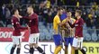 Sparťanští fotbalisté si podávají ruce se soupeři po výhře v Opavě