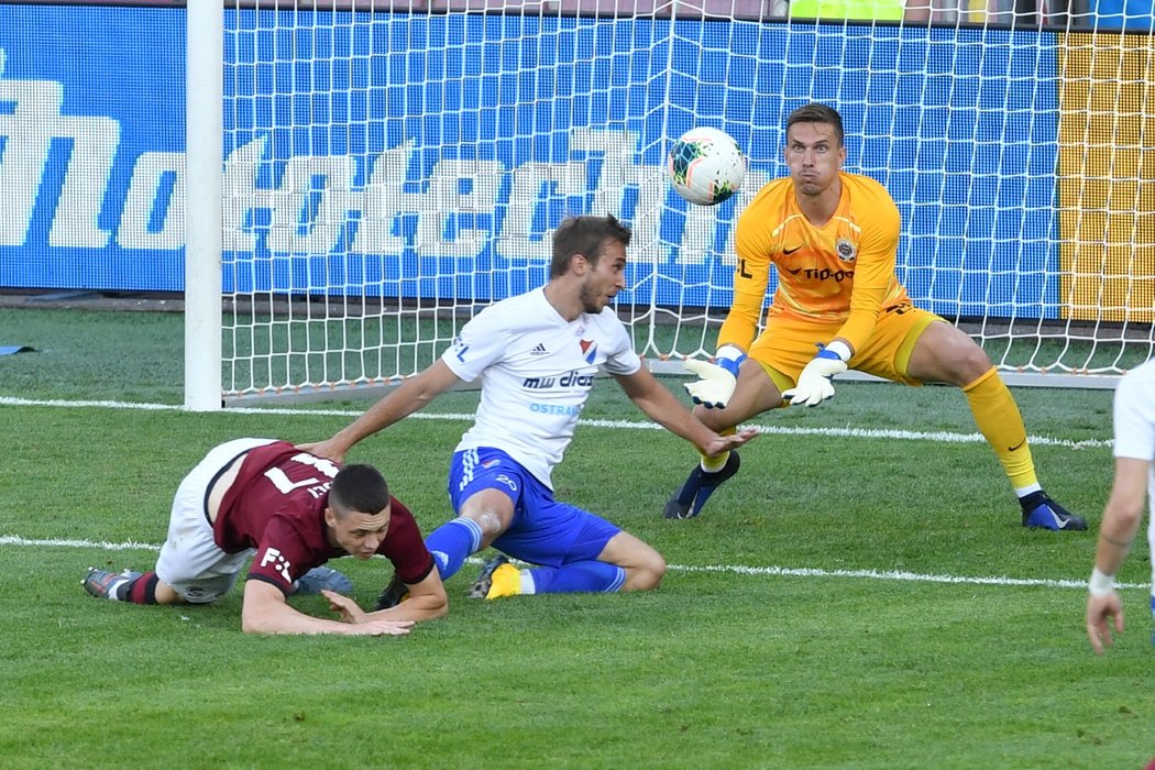 Situace před sparťanskou brankou při utkání s Baníkem Ostrava