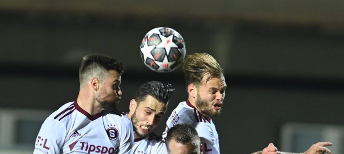 Vzdušný souboj hráčů v zápase Pardubice - Sparta