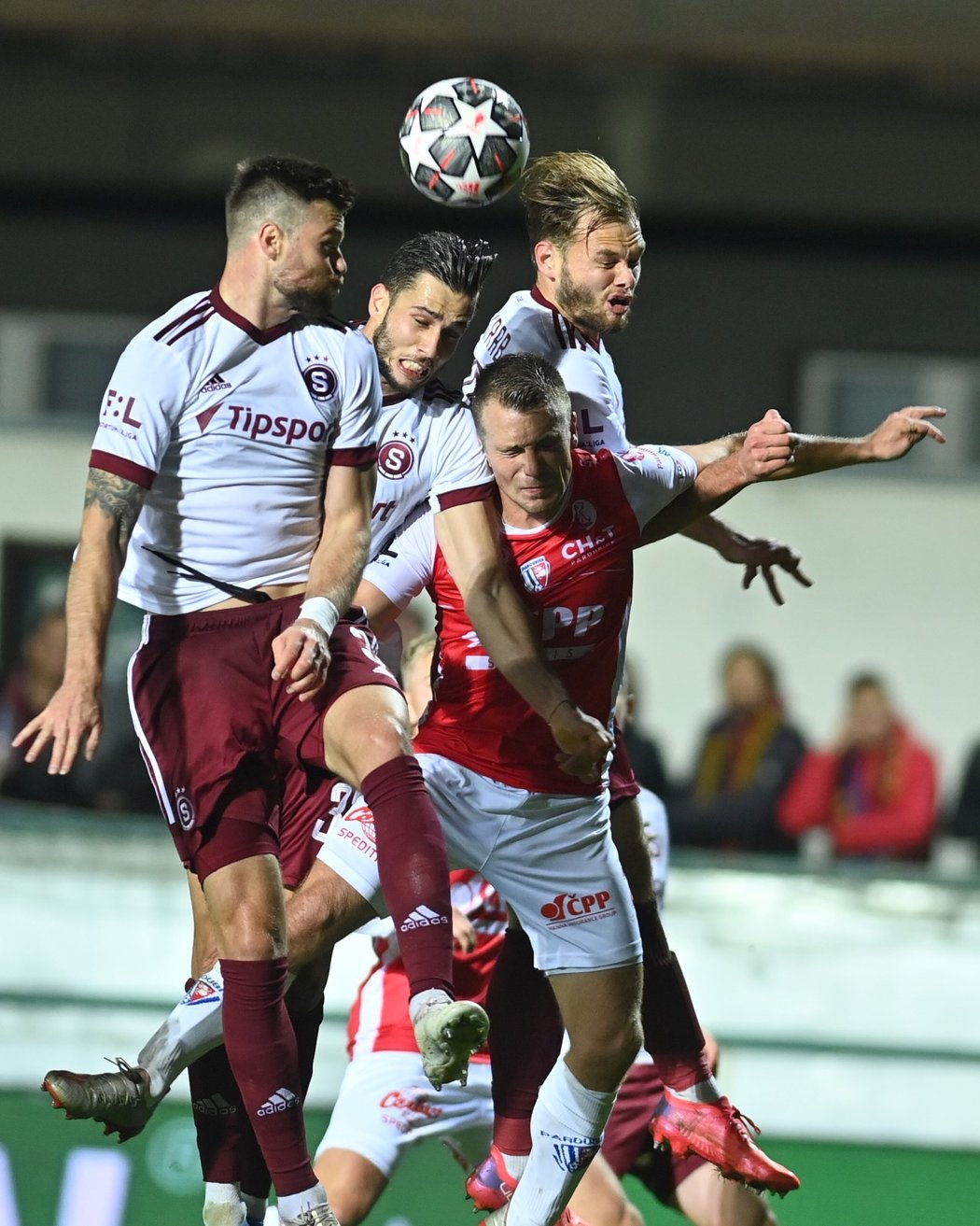 Vzdušný souboj hráčů v zápase Pardubice - Sparta