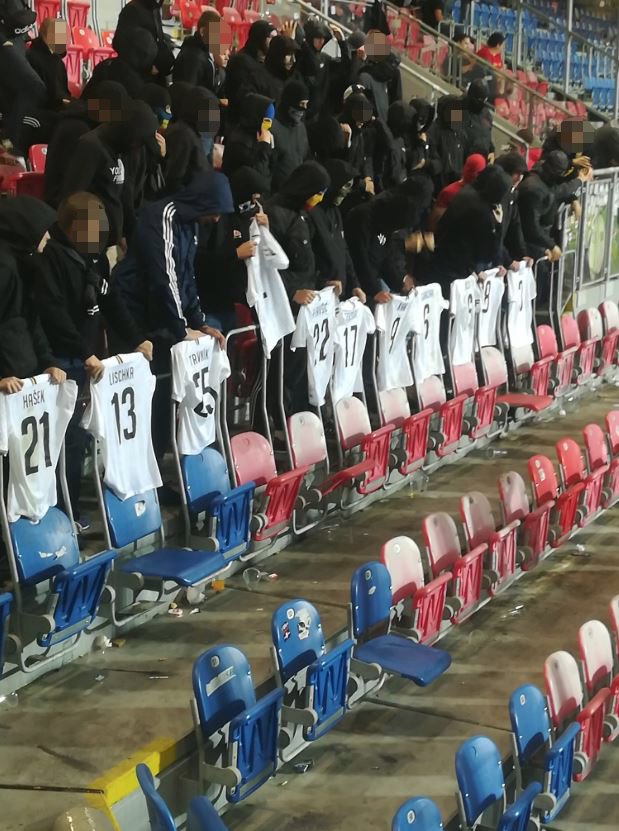 Snímek ze sparťanského kotle na plzeňském stadionu poté, co naštvaným fanouškům odevzdali hráči své dresy