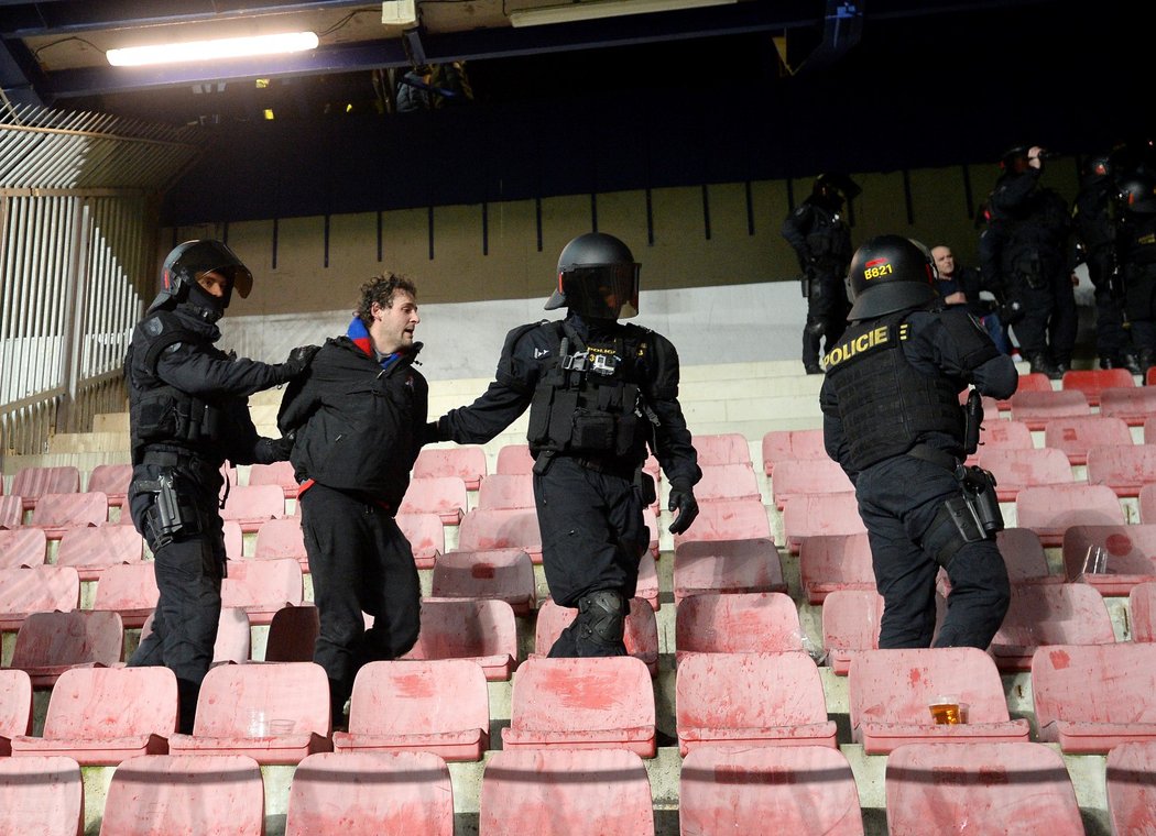 Policie vyklidila sektor fanoušků Plzně na Spartě