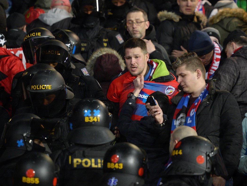 Policisté vyklízejí sektor plzeňských fanoušků na Spartě