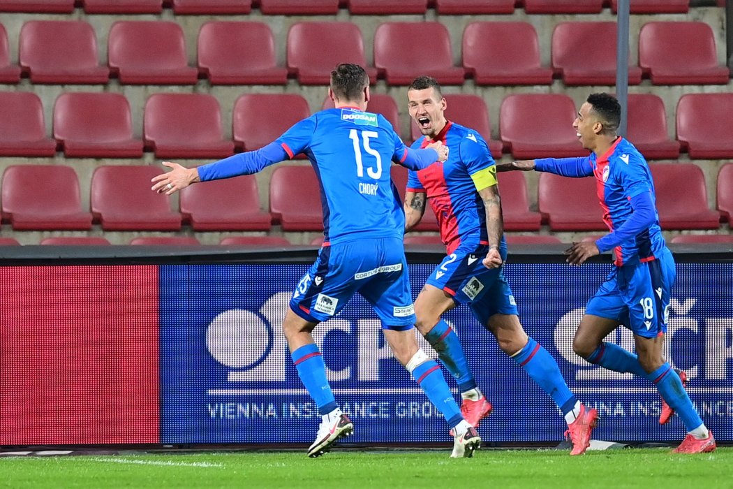 Fotbalisté Plzně se radují z druhého gólu na Spartě