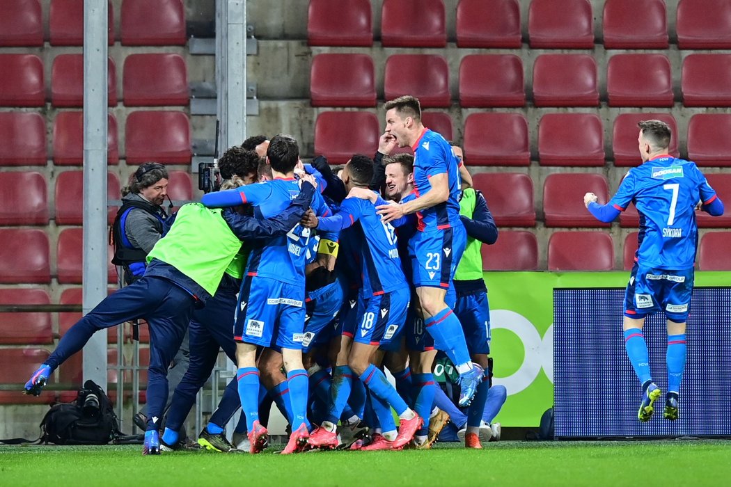 Fotbalisté Plzně se radují z druhého gólu na Spartě
