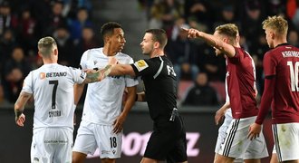 Fotbal trpí ztrátou paměti. A VAR? Nerozšiřujte šedou zónu pro penalty