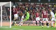Martin Vitík vyhlavičkovává míč z brankové čáry v závěru zápasu Sparta - Plzeň